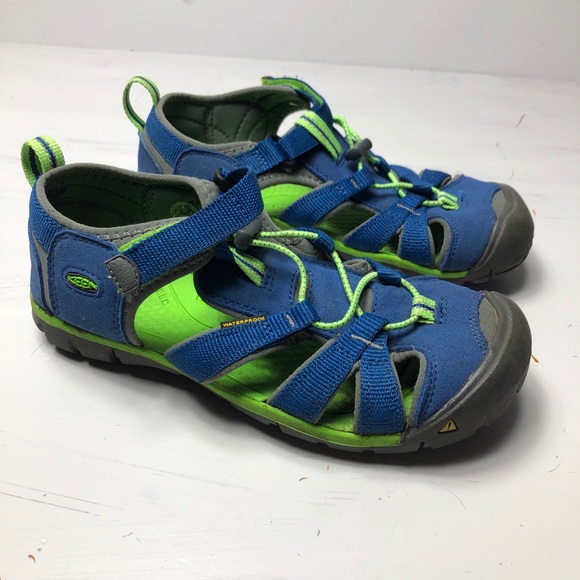 boys water shoes size 4